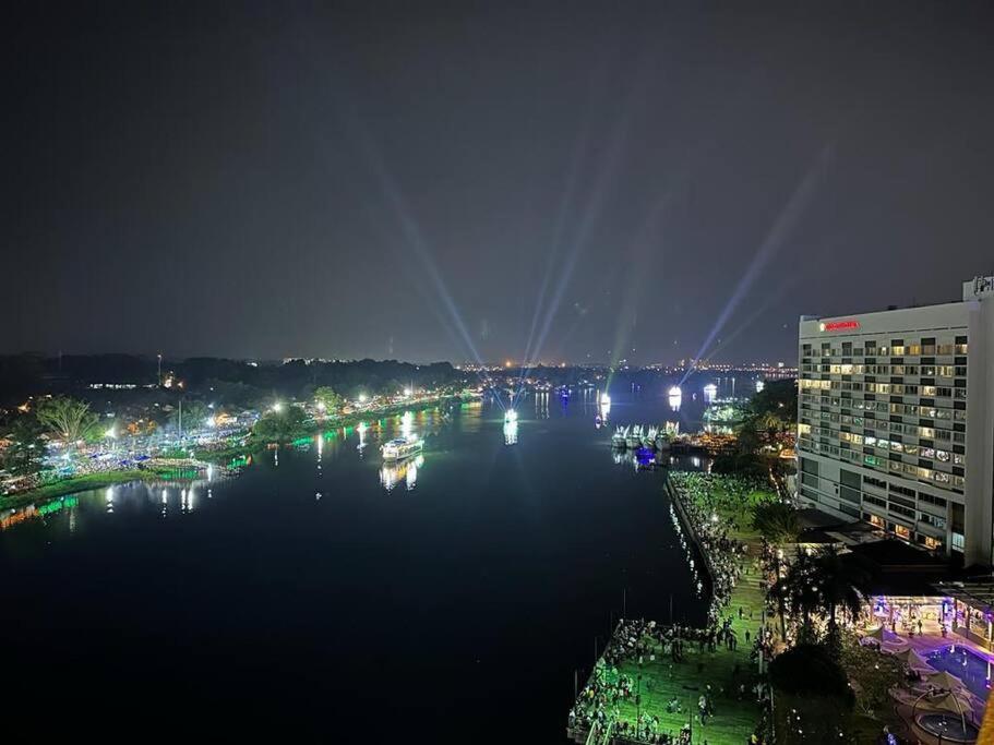 Lovely Waterfront Riverbank Suite With Pool A2 Кучинг Экстерьер фото