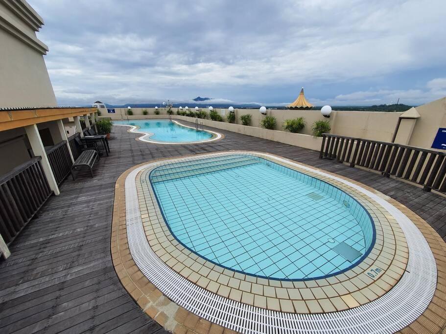 Lovely Waterfront Riverbank Suite With Pool A2 Кучинг Экстерьер фото