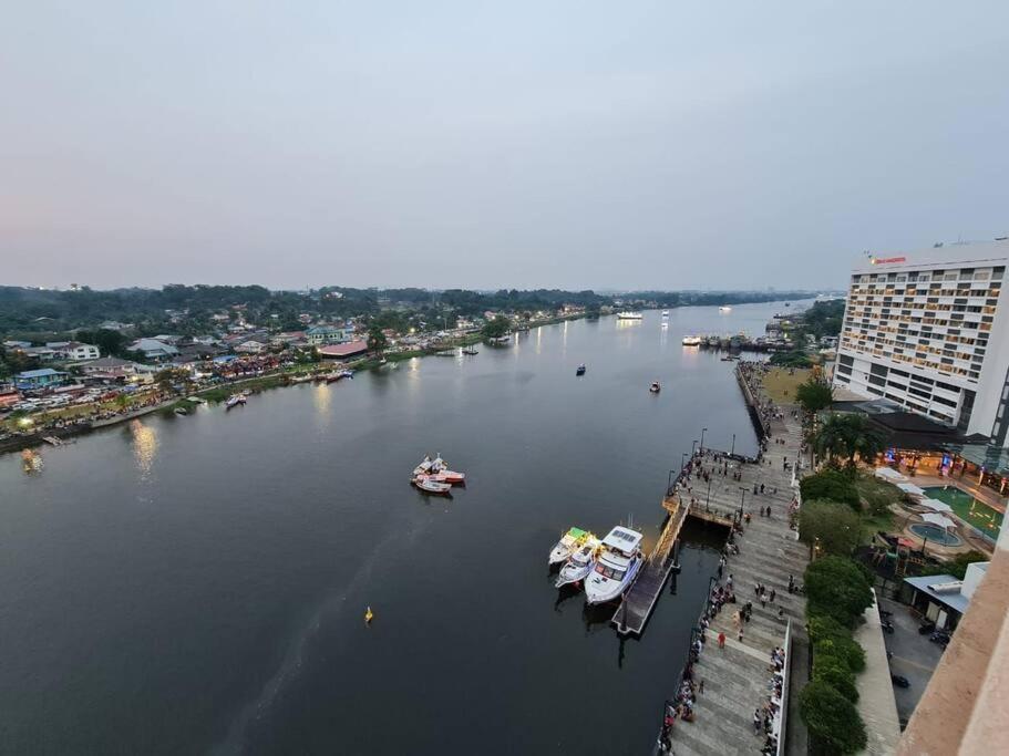 Lovely Waterfront Riverbank Suite With Pool A2 Кучинг Экстерьер фото