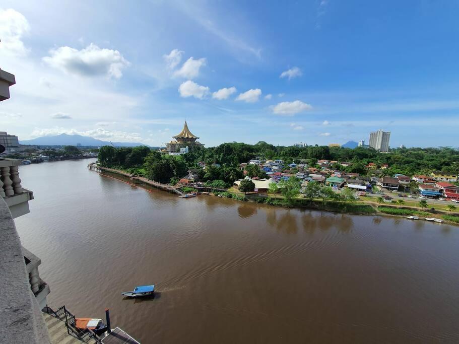Lovely Waterfront Riverbank Suite With Pool A2 Кучинг Экстерьер фото